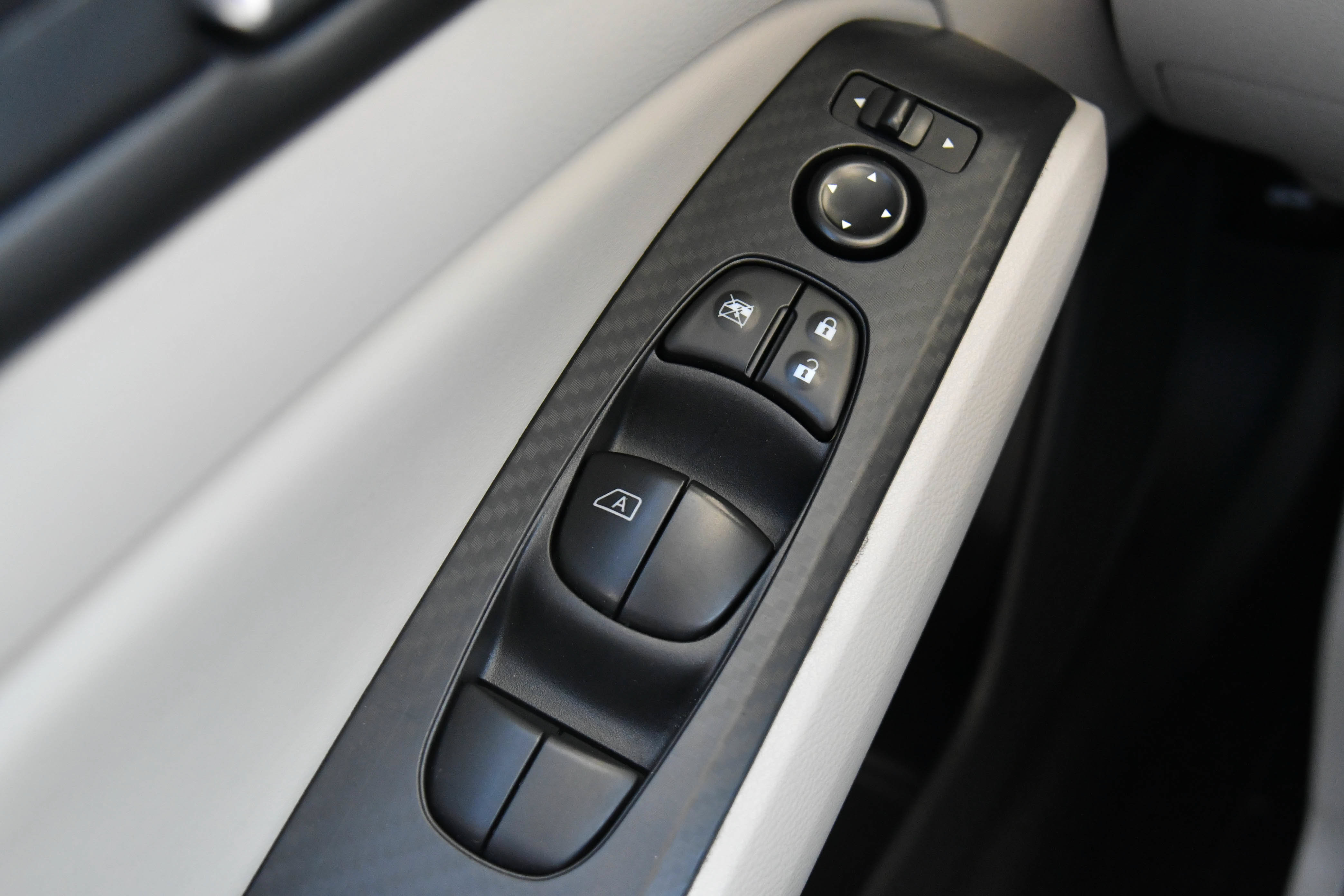 Used 2025 Nissan Altima 2.5 SV FWD image 31
