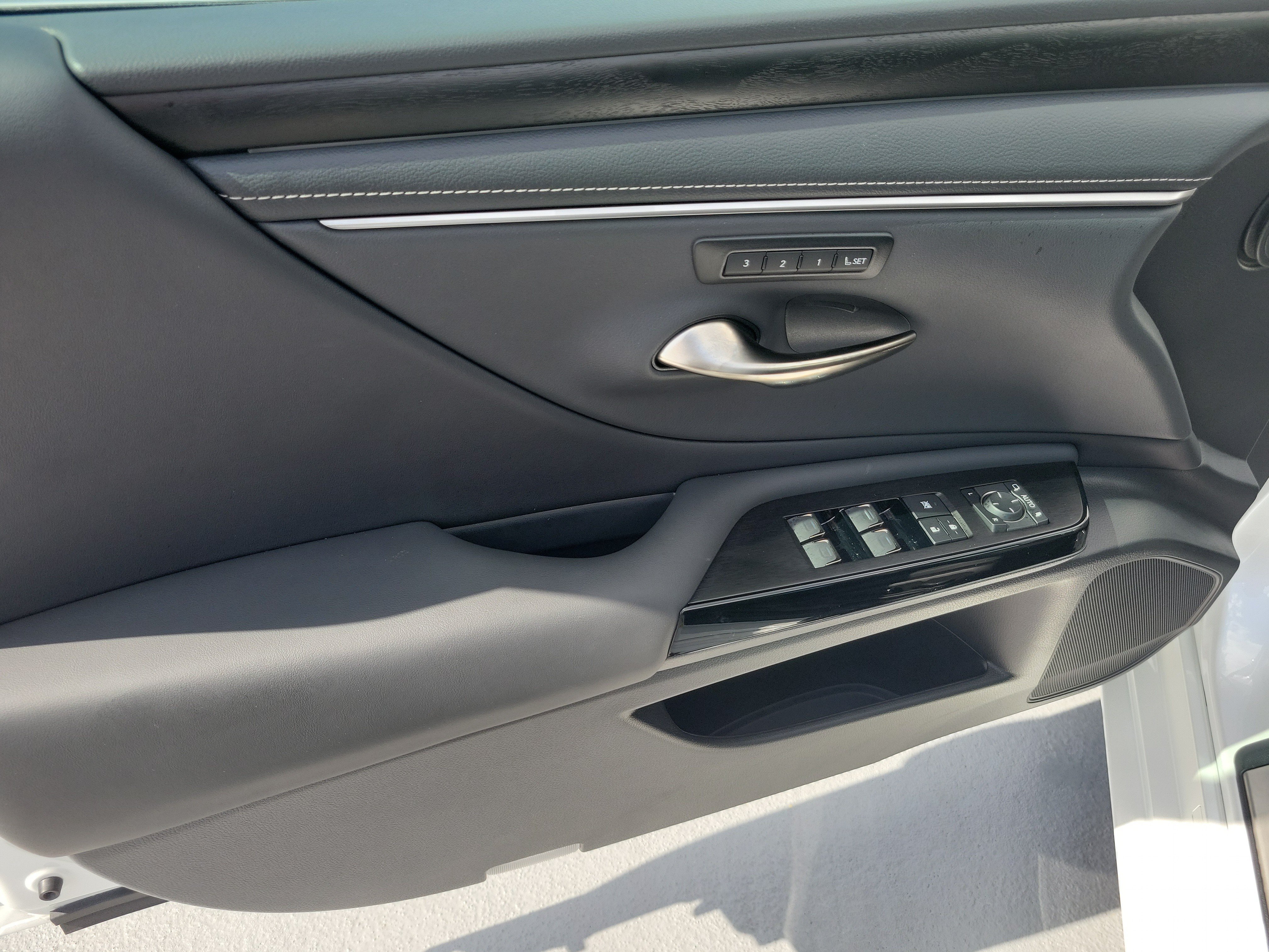 Used 2025 Lexus ES 300h w/ Premium Package FWD image 19