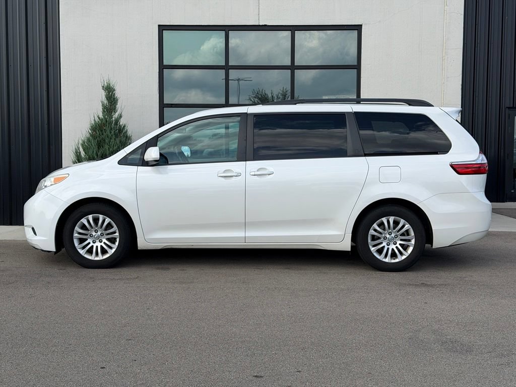 Used 2017 Toyota Sienna XLE w/ XLE Navigation Package FWD image 2
