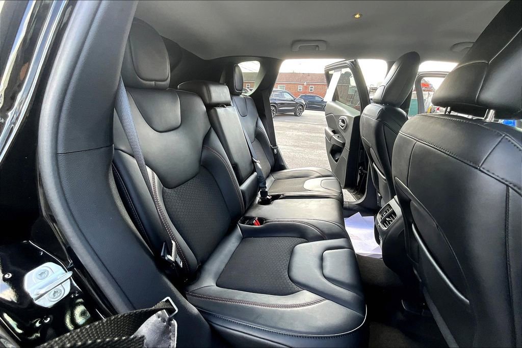 Used 2021 Jeep Cherokee Trailhawk w/ Comfort/Convenience Group image 25