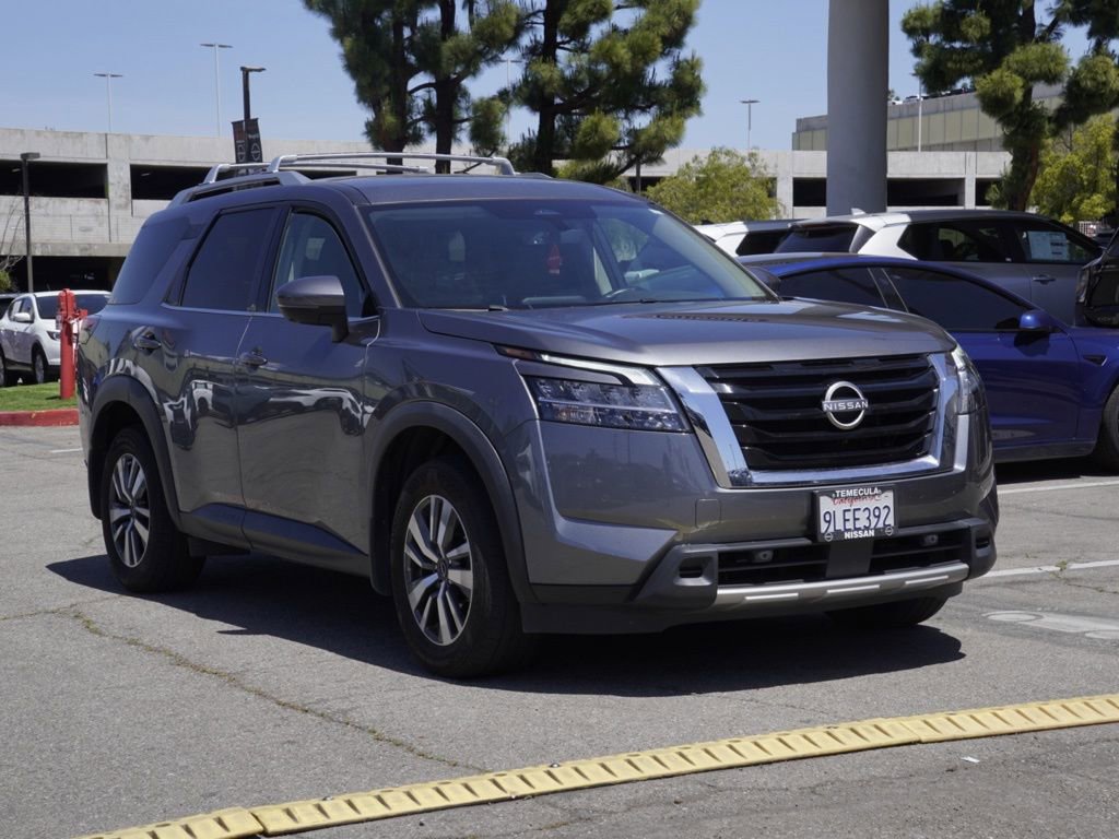 Used 2024 Nissan Pathfinder SL FWD image 2