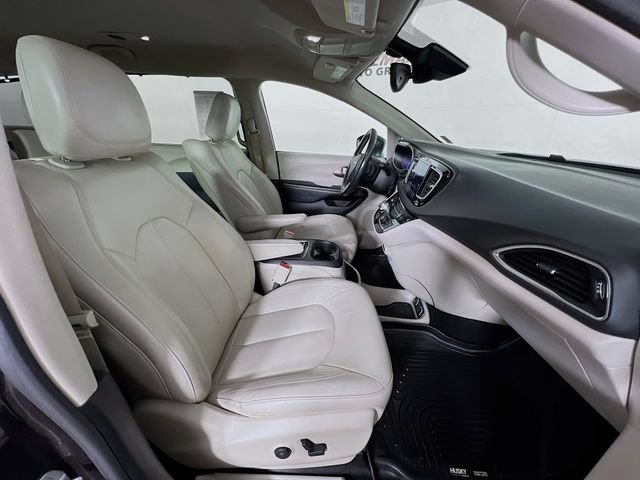 Used 2019 Chrysler Pacifica Touring-L Plus w/ Advanced Safetytec Group FWD image 43