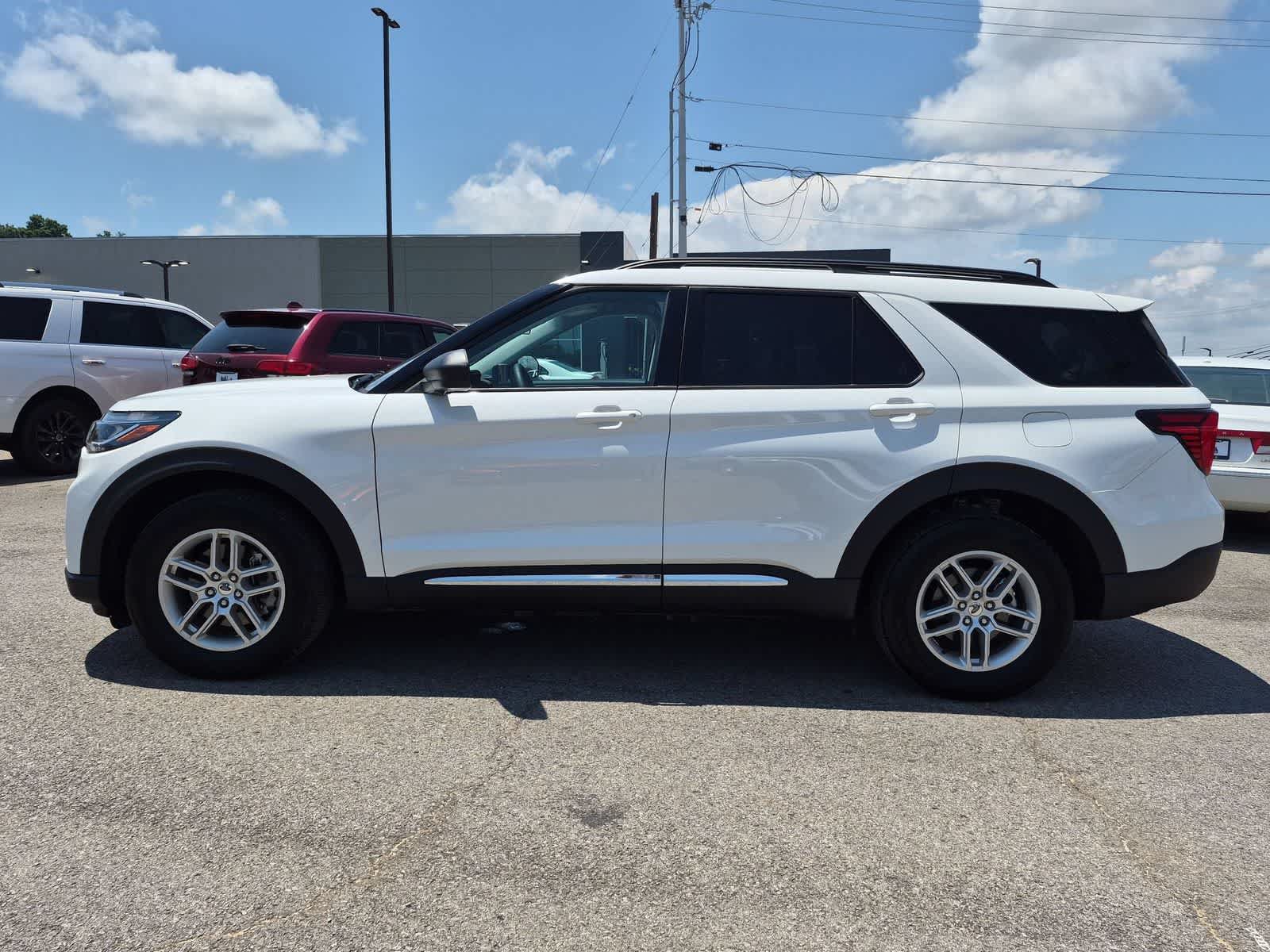 Used 2025 Ford Explorer Active AWD/4WD image 3