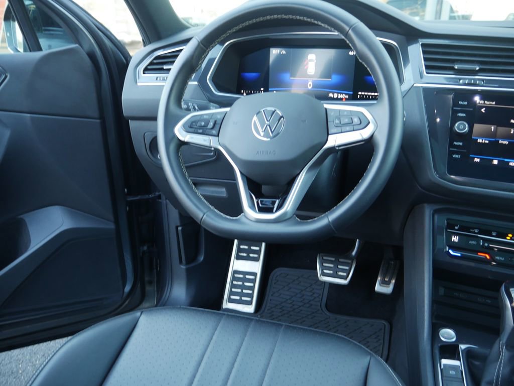 Used 2023 Volkswagen Tiguan SE R-Line image 32