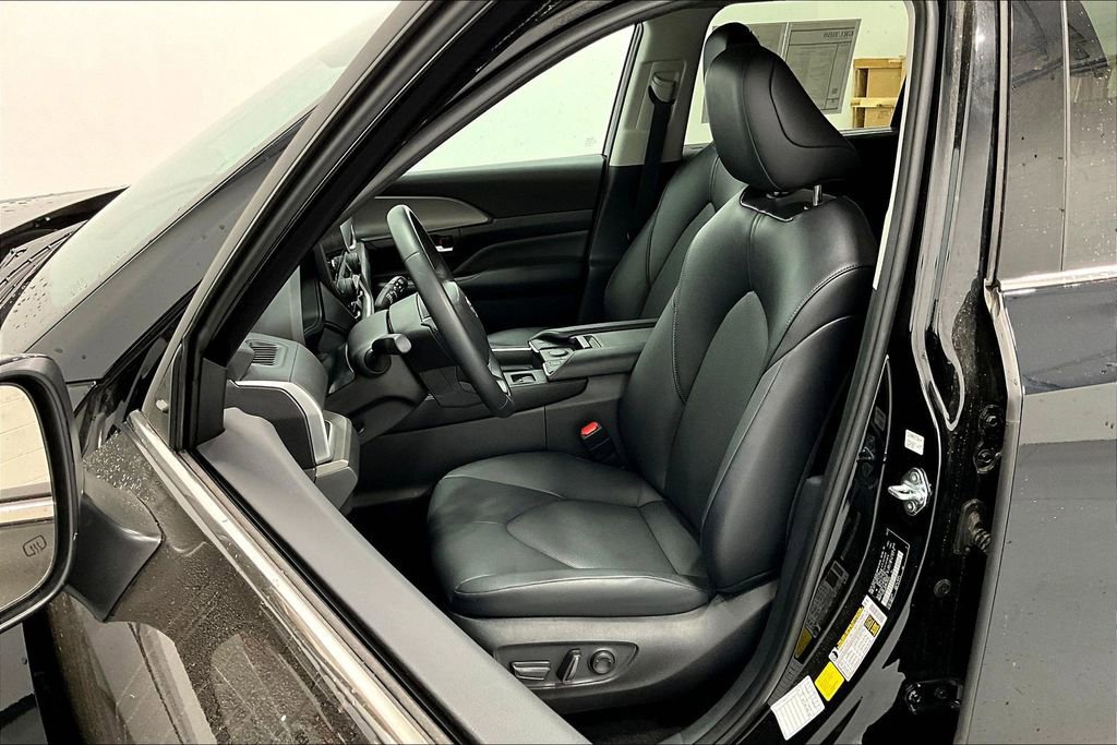 Used 2025 Toyota Grand Highlander AWD image 32