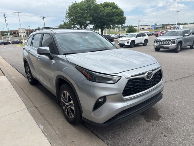 Used 2023 Toyota Highlander XLE AWD/4WD image 2