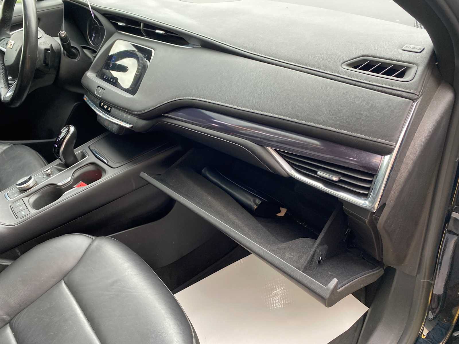 Used 2023 Cadillac XT4 Luxury w/ Cold Weather Package FWD image 29