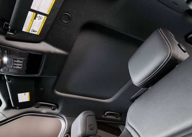 Used 2025 Land Rover Discovery S image 23