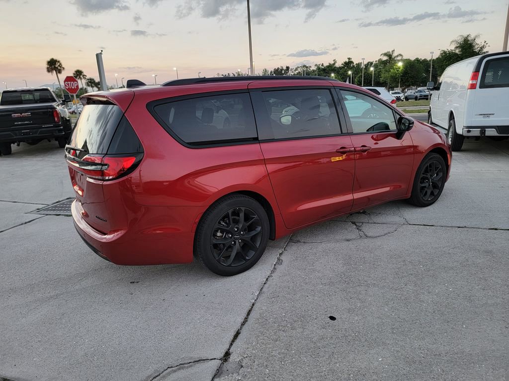 Used 2025 Chrysler Pacifica Limited FWD image 3