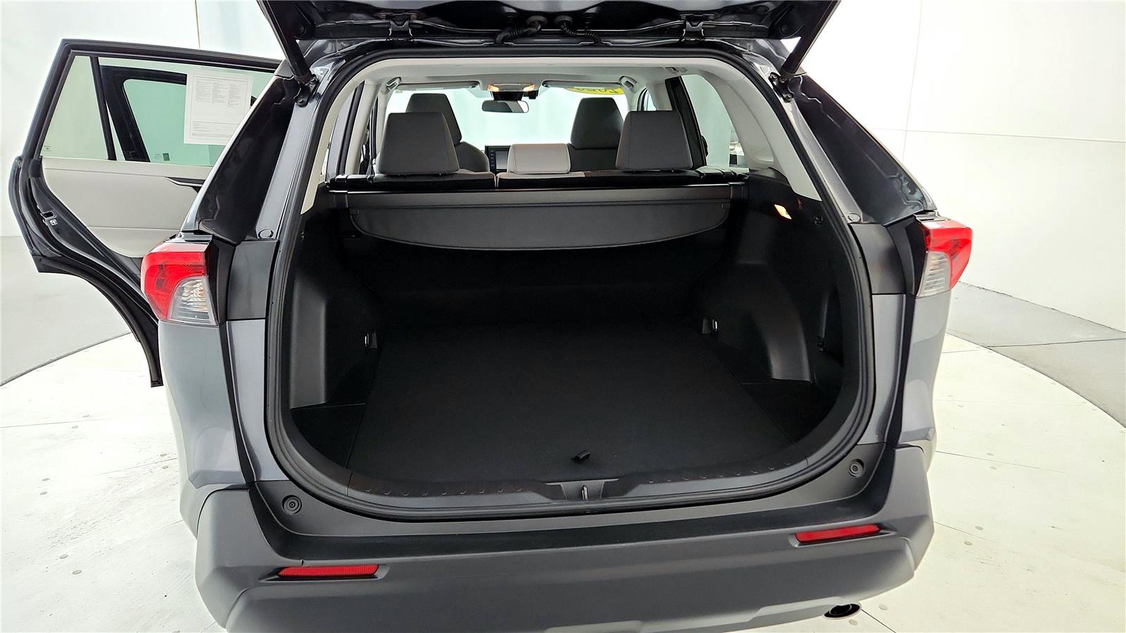 Used 2020 Toyota RAV4 XLE w/ Convenience Package image 17