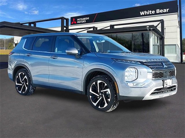 Used 2023 Mitsubishi Outlander SE image 1