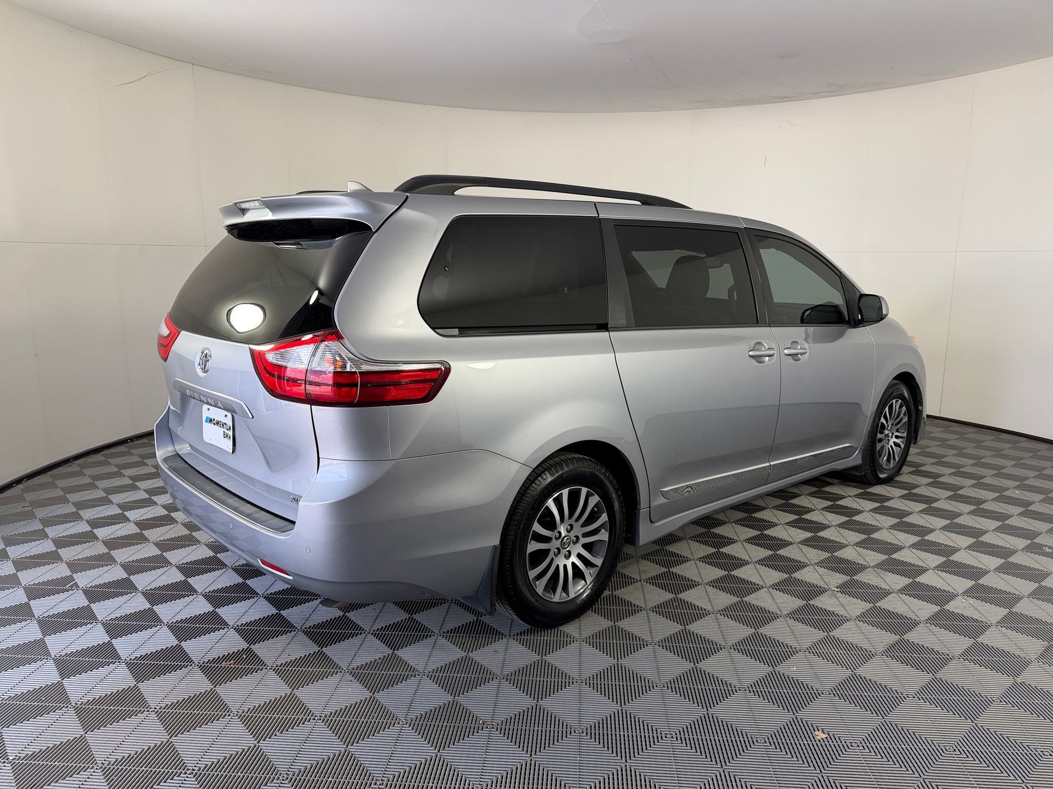 Used 2018 Toyota Sienna XLE w/ XLE Navigation Package FWD image 9
