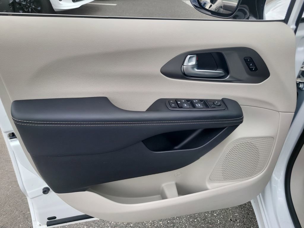 Used 2024 Chrysler Pacifica Touring-L image 14