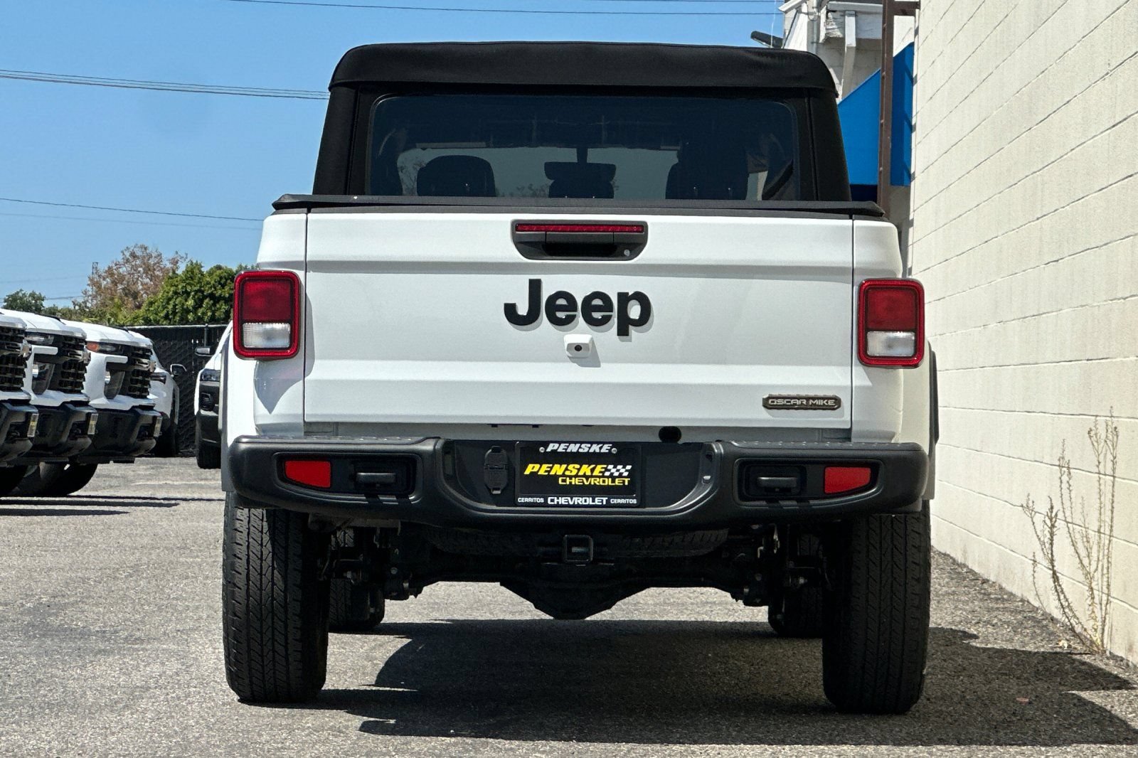 Used 2023 Jeep Gladiator Sport AWD/4WD image 5