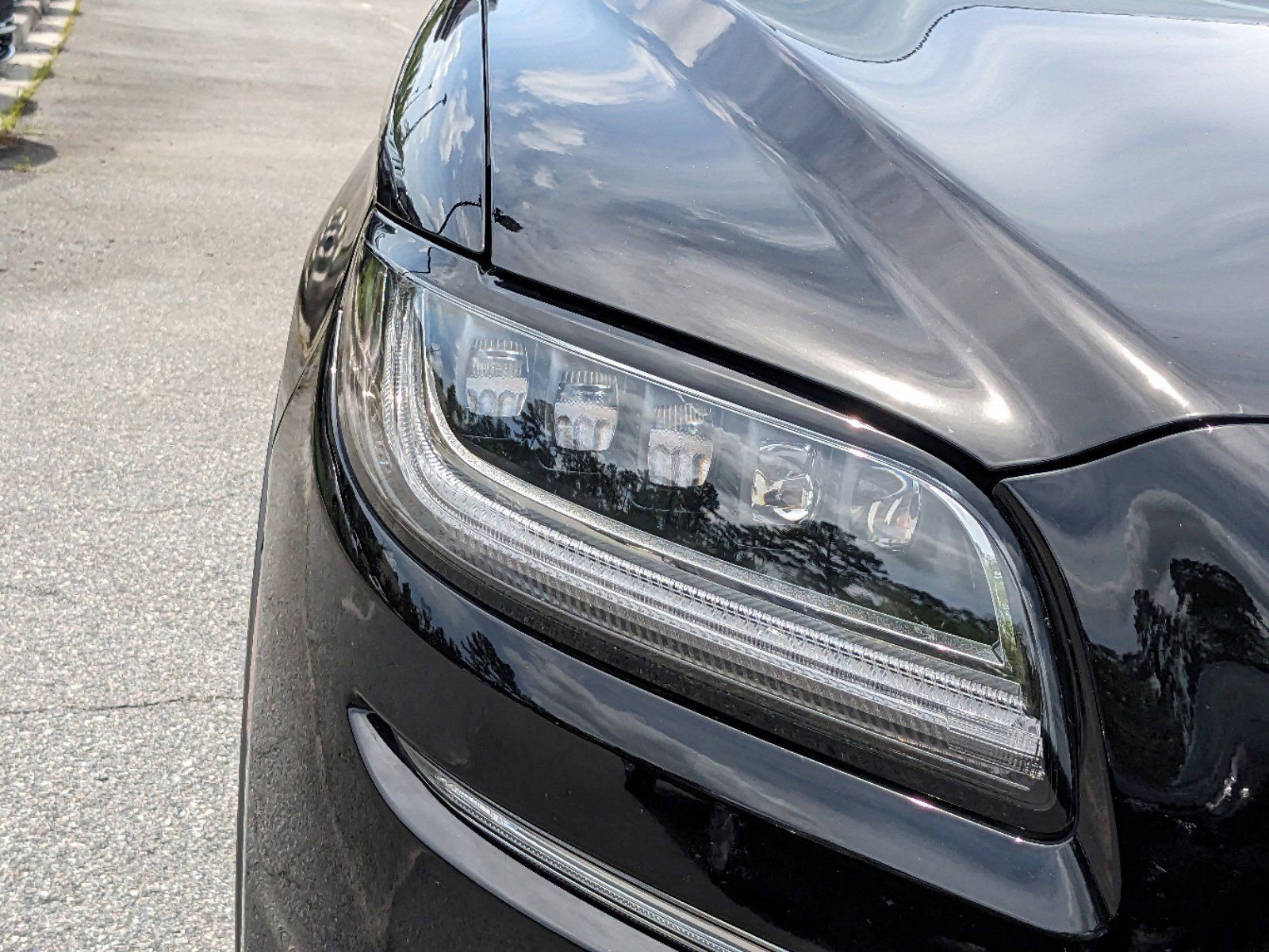 Certified 2023 Lincoln Nautilus Reserve w/ Equipment Group 202A image 11