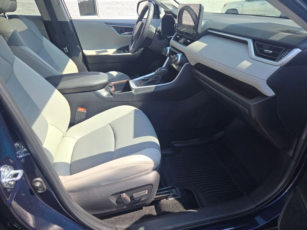 Used 2025 Toyota RAV4 Limited w/ Advanced Technology Package image 7