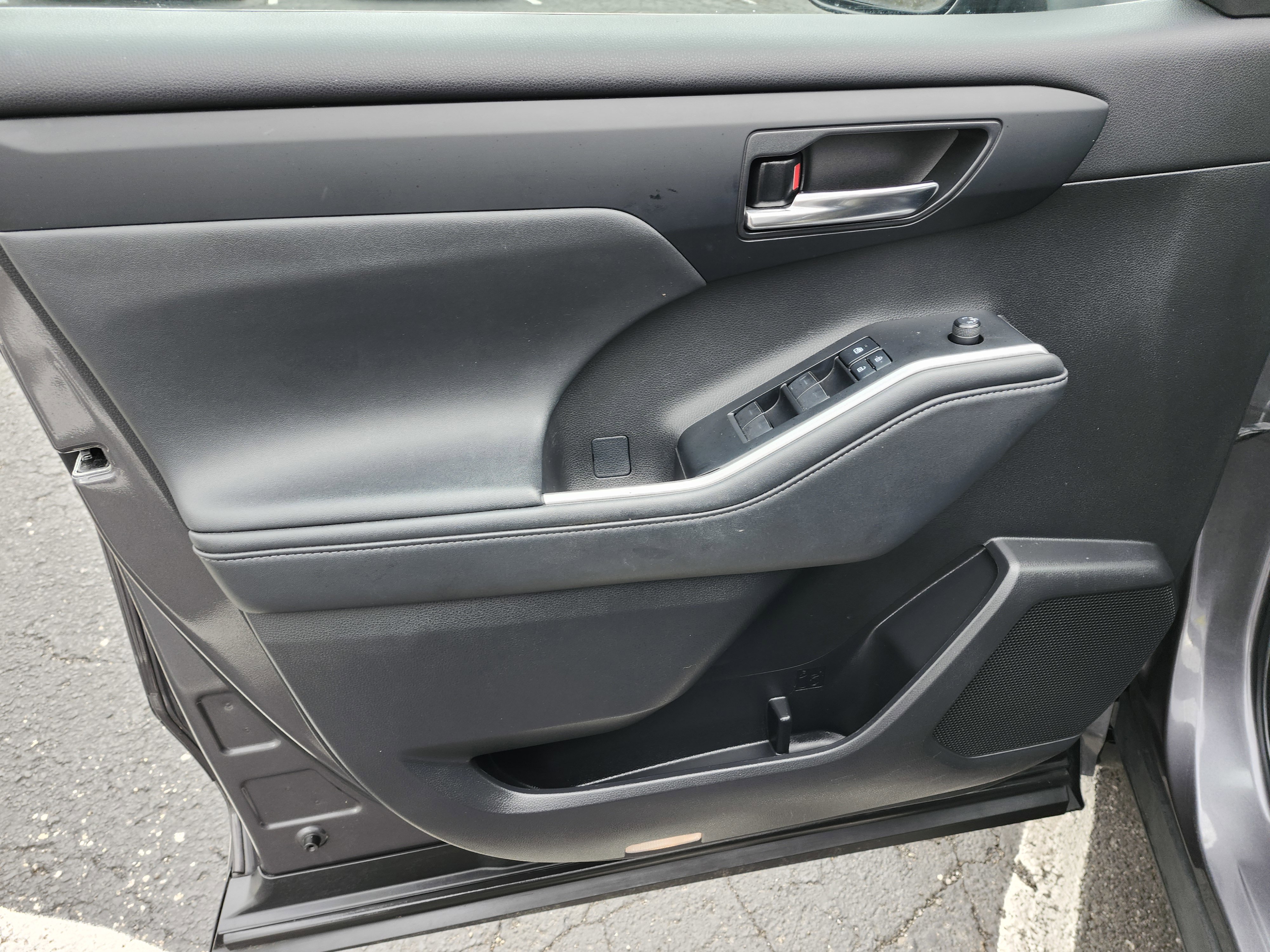 Used 2022 Toyota Highlander XLE image 32