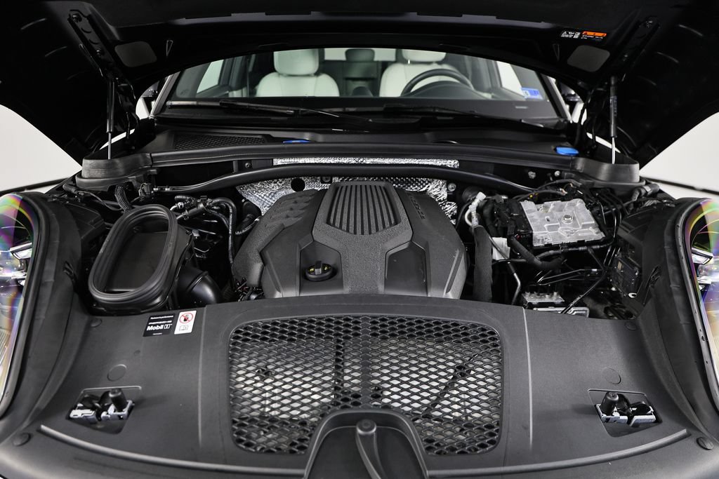 Certified 2026 Porsche Macan AWD/4WD image 33