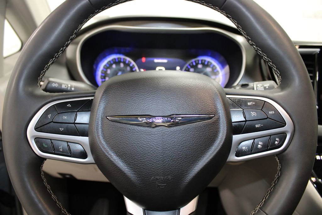 Used 2024 Chrysler Pacifica Touring-L image 42