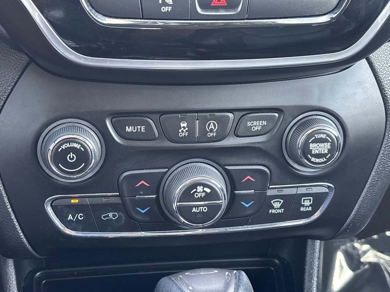 Used 2019 Jeep Cherokee Limited FWD image 22