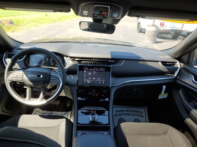 Used 2025 Jeep Grand Cherokee L Laredo w/ Luxury Tech Group I AWD/4WD image 17