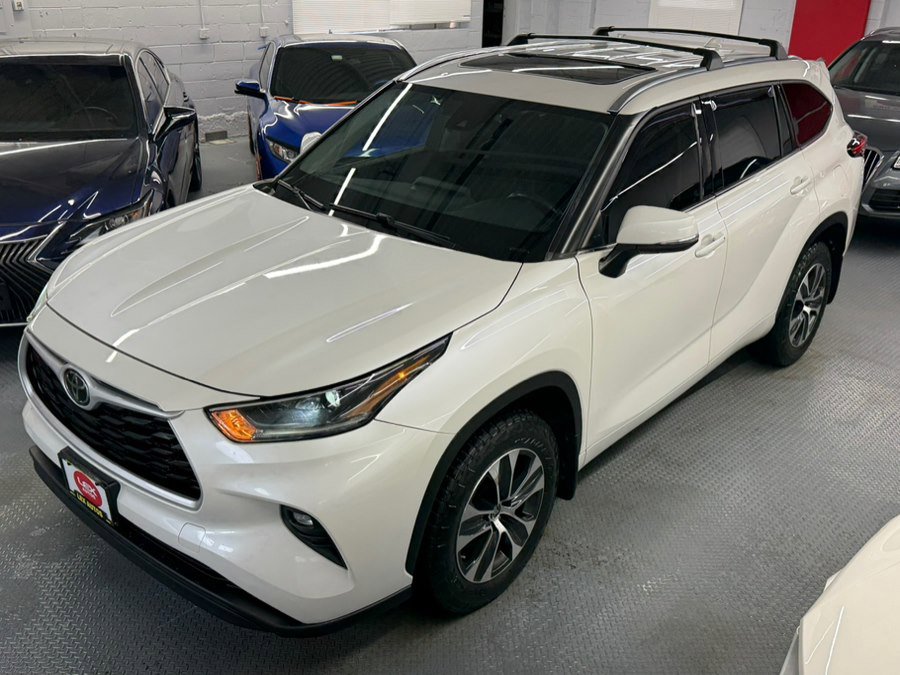 Used 2021 Toyota Highlander XLE AWD/4WD image 16