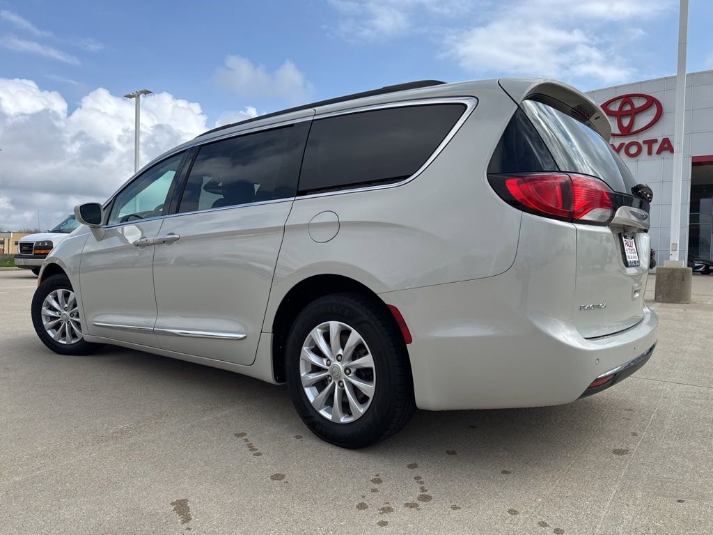 Used 2017 Chrysler Pacifica Touring-L image 5