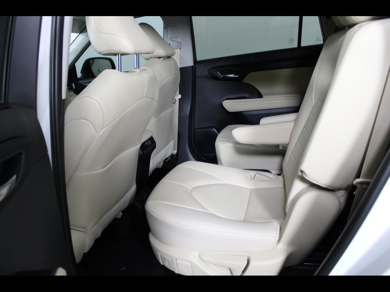 Used 2024 Toyota Highlander XLE FWD image 11