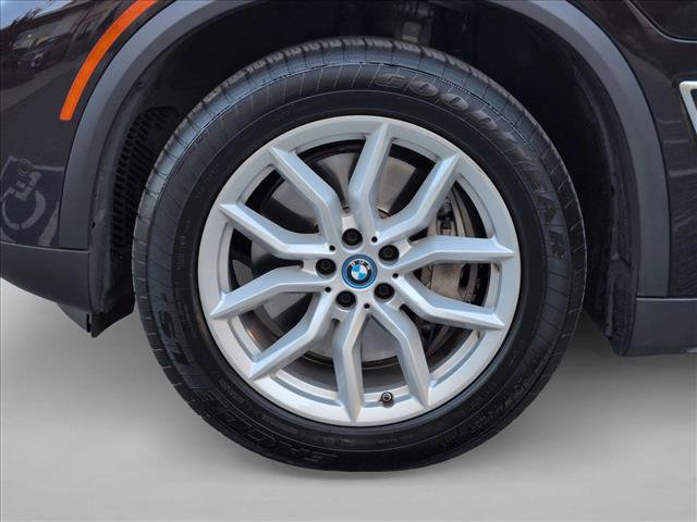 Used 2022 BMW X5 xDrive45e w/ Parking Assistance Package AWD/4WD image 26