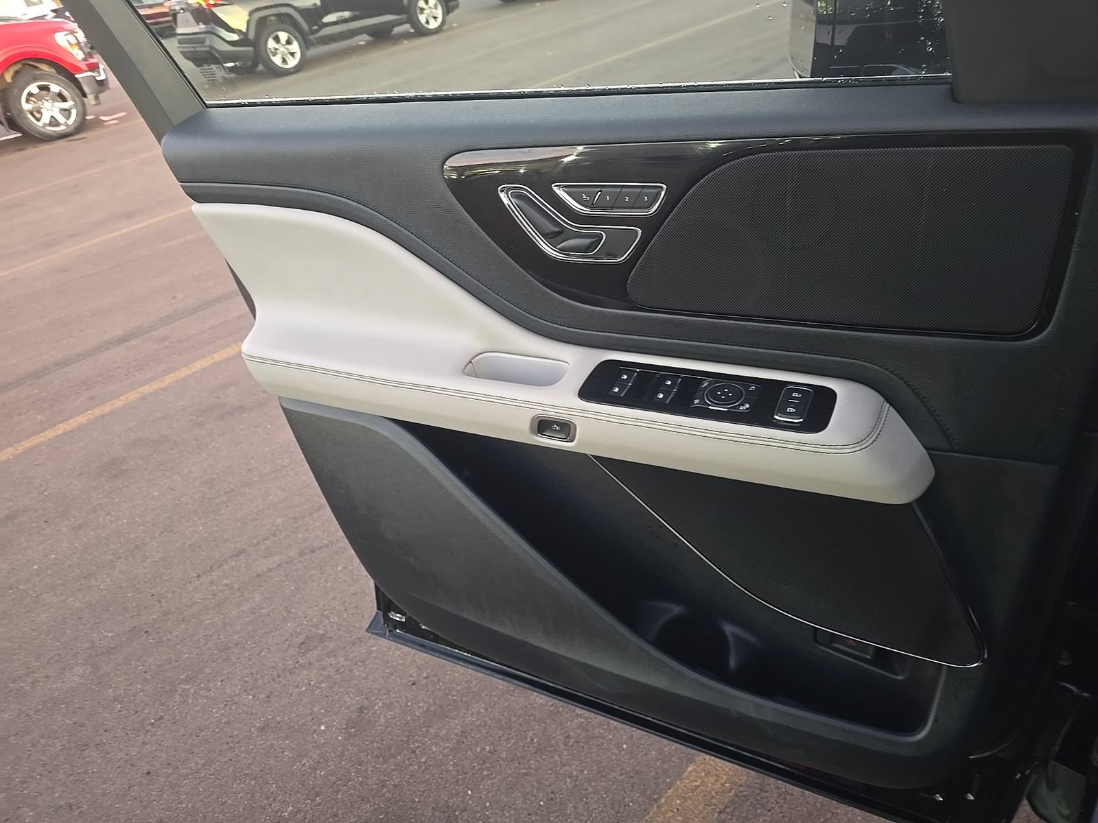 Used 2026 Lincoln Aviator AWD image 10