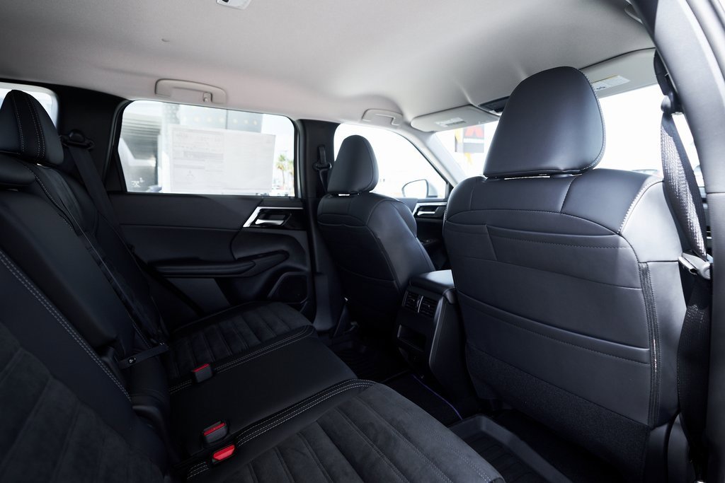 New 2025 Mitsubishi Outlander SE image 24