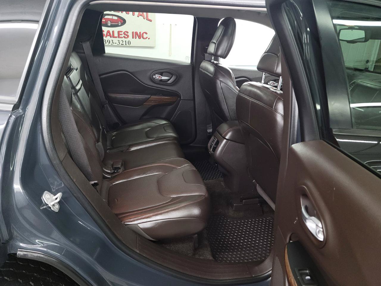 Used 2016 Jeep Cherokee Trailhawk w/ Comfort/Convenience Group AWD/4WD image 14