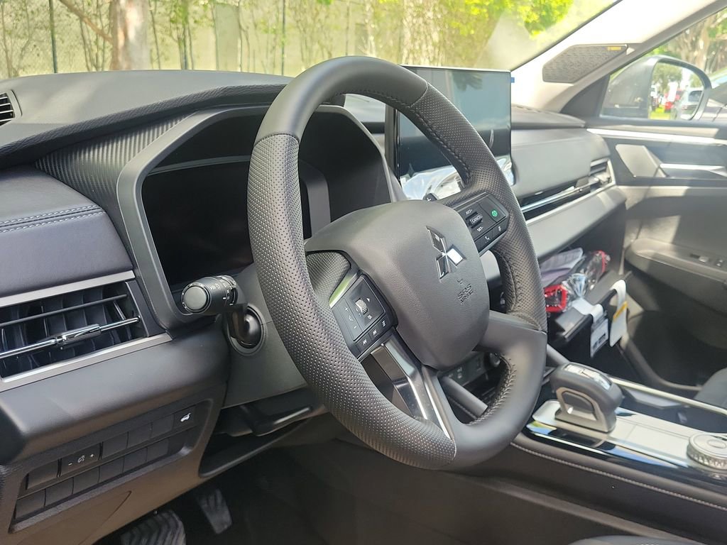 New 2025 Mitsubishi Outlander SE image 6
