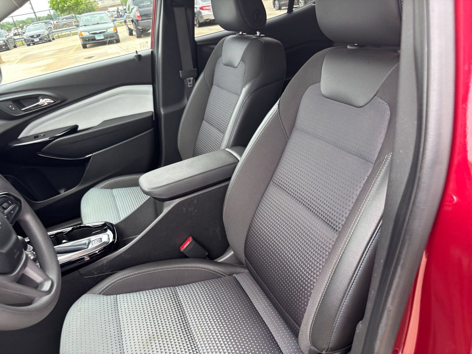 Used 2025 Chevrolet Trax LT FWD image 34