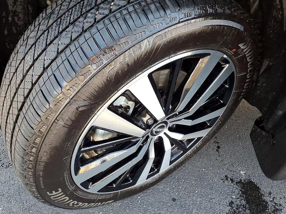 Used 2025 Nissan Pathfinder Platinum w/ Lighting Package (N92) image 9