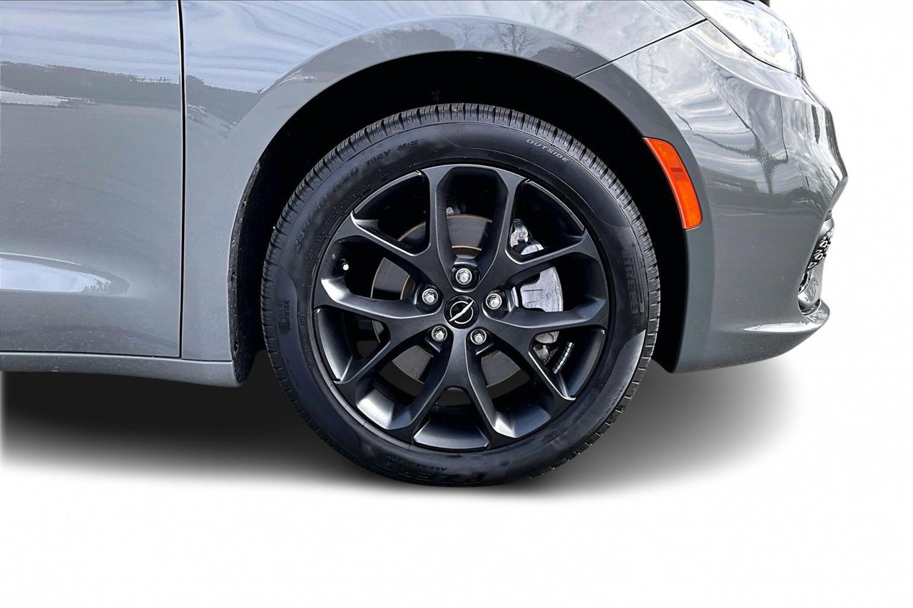 Used 2023 Chrysler Pacifica Limited w/ S Appearance Package image 34