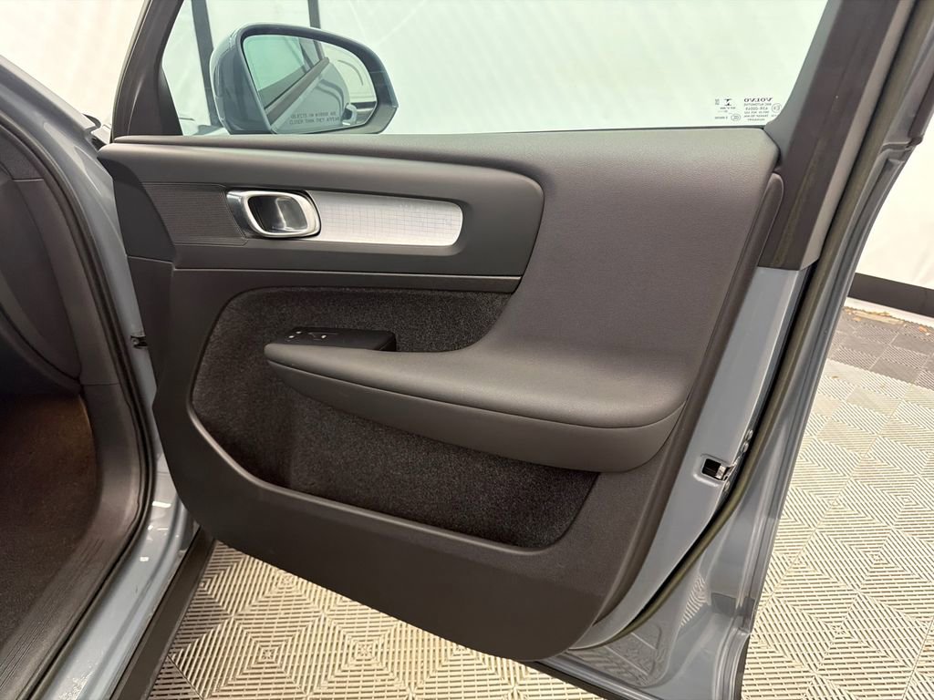 Used 2023 Volvo XC40 B5 Core image 16