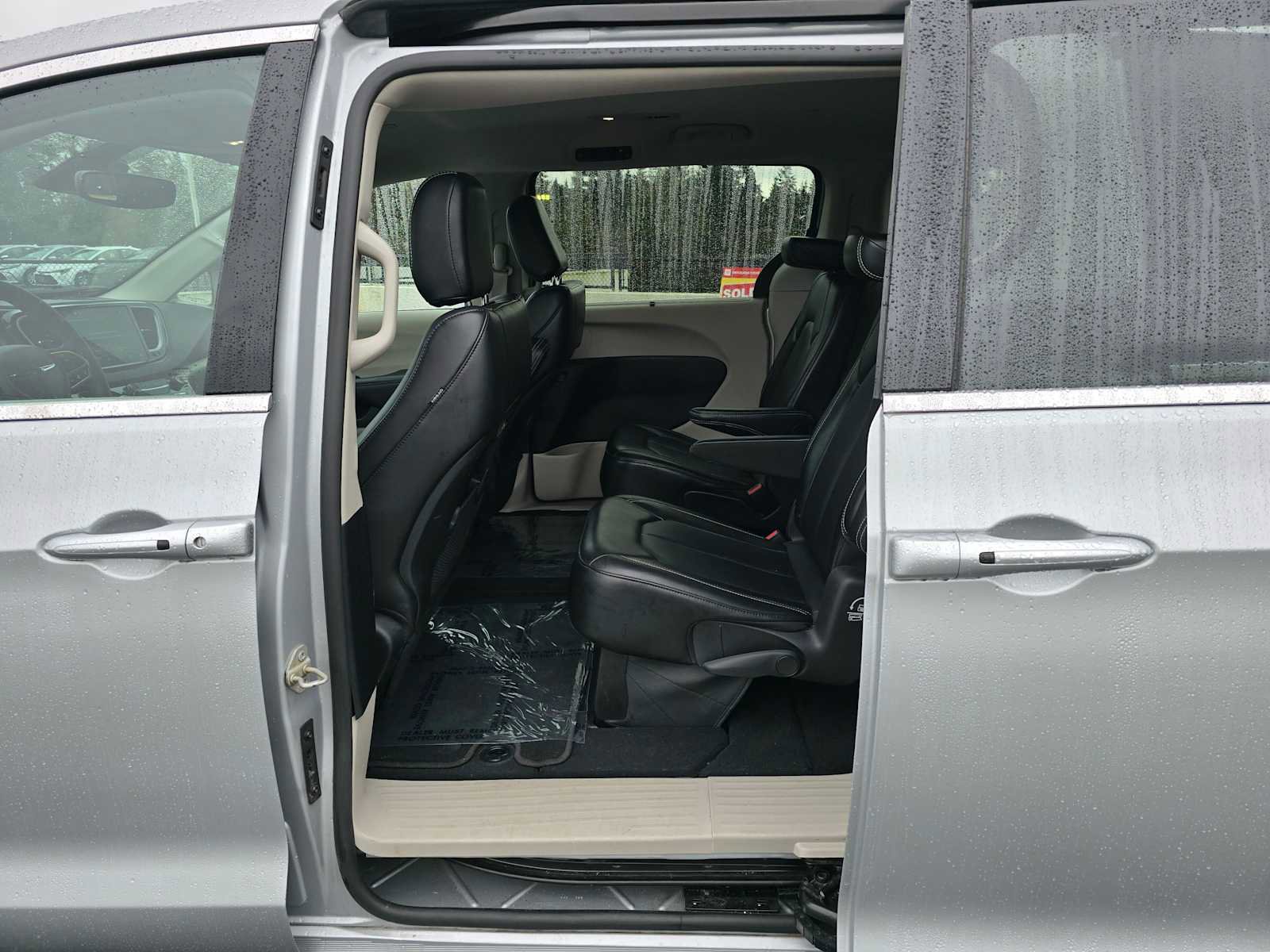 Used 2024 Chrysler Pacifica Touring-L image 15