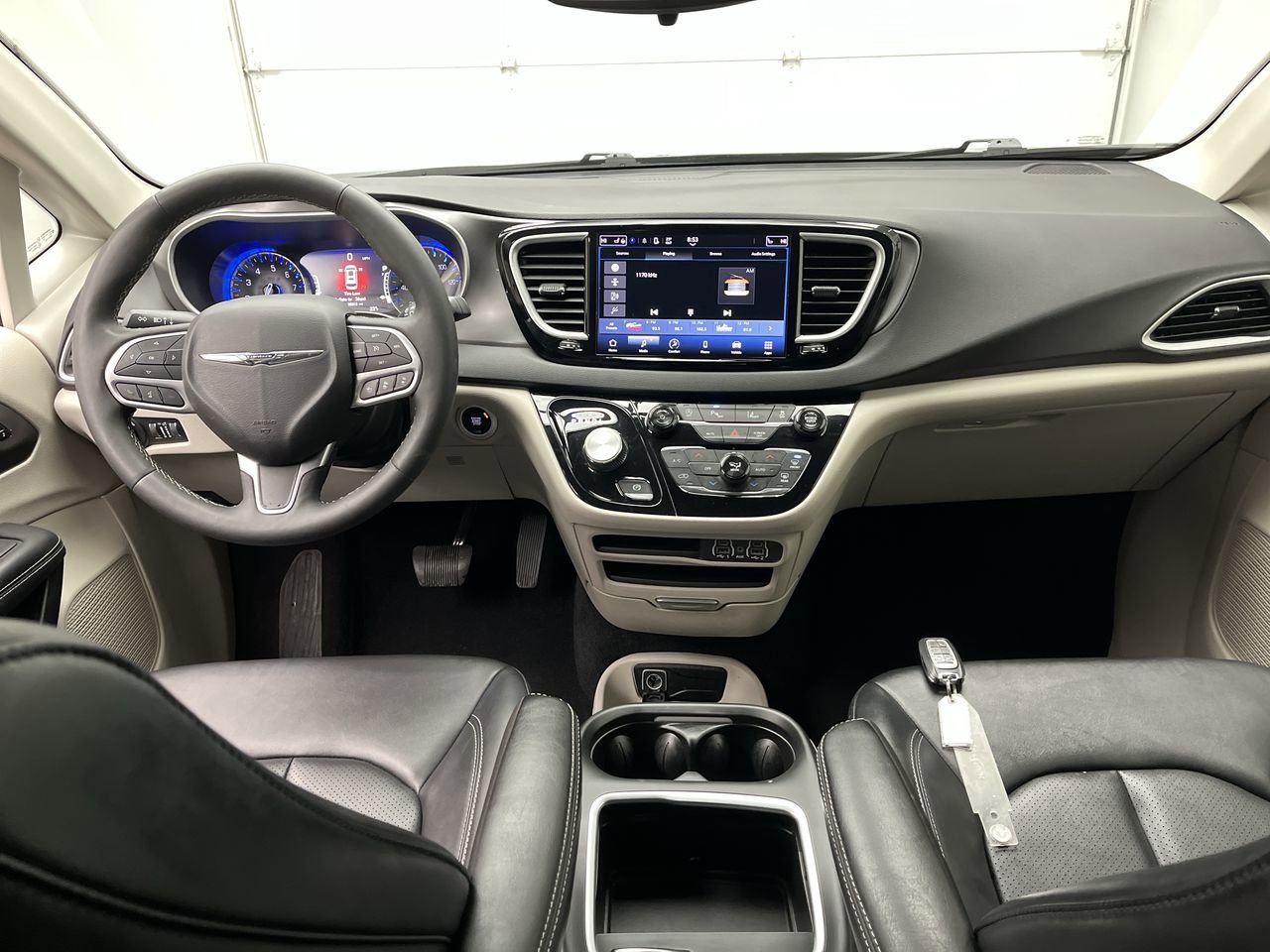 Used 2024 Chrysler Pacifica Touring-L FWD image 4