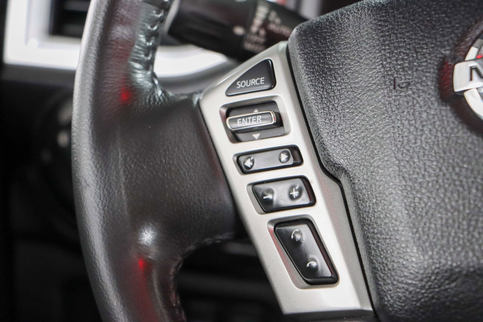 Used 2017 Nissan Titan SV AWD/4WD image 14