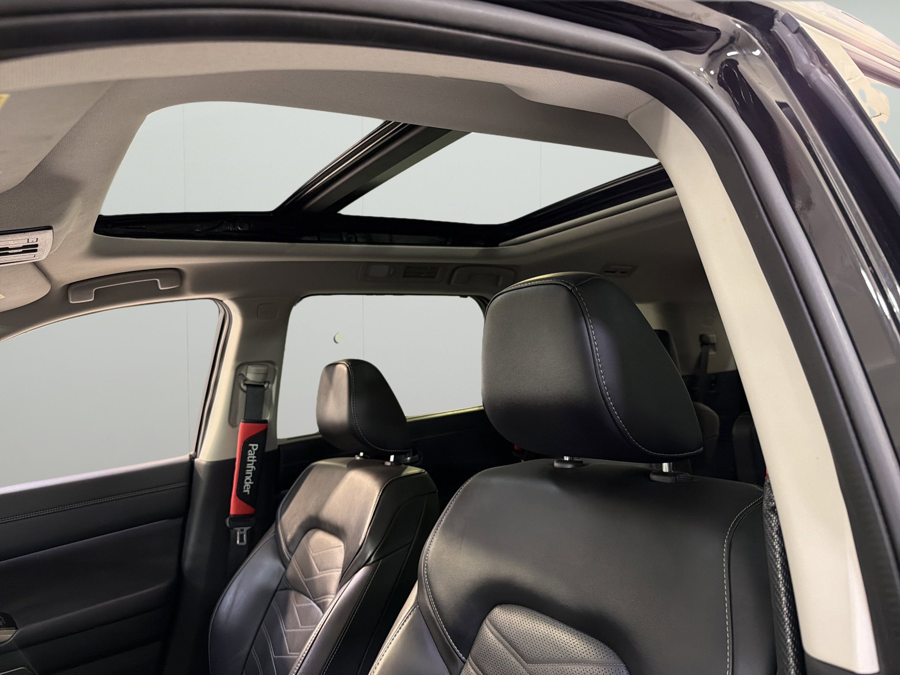 Used 2022 Nissan Pathfinder Platinum w/ Cargo Package FWD image 9