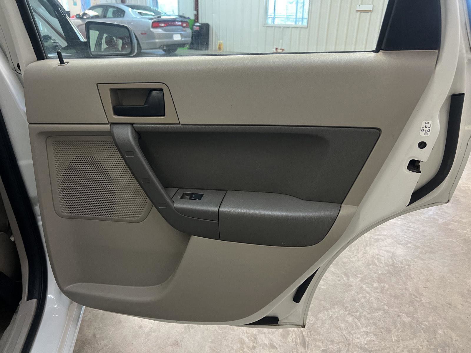 Used 2010 Ford Focus SE image 29