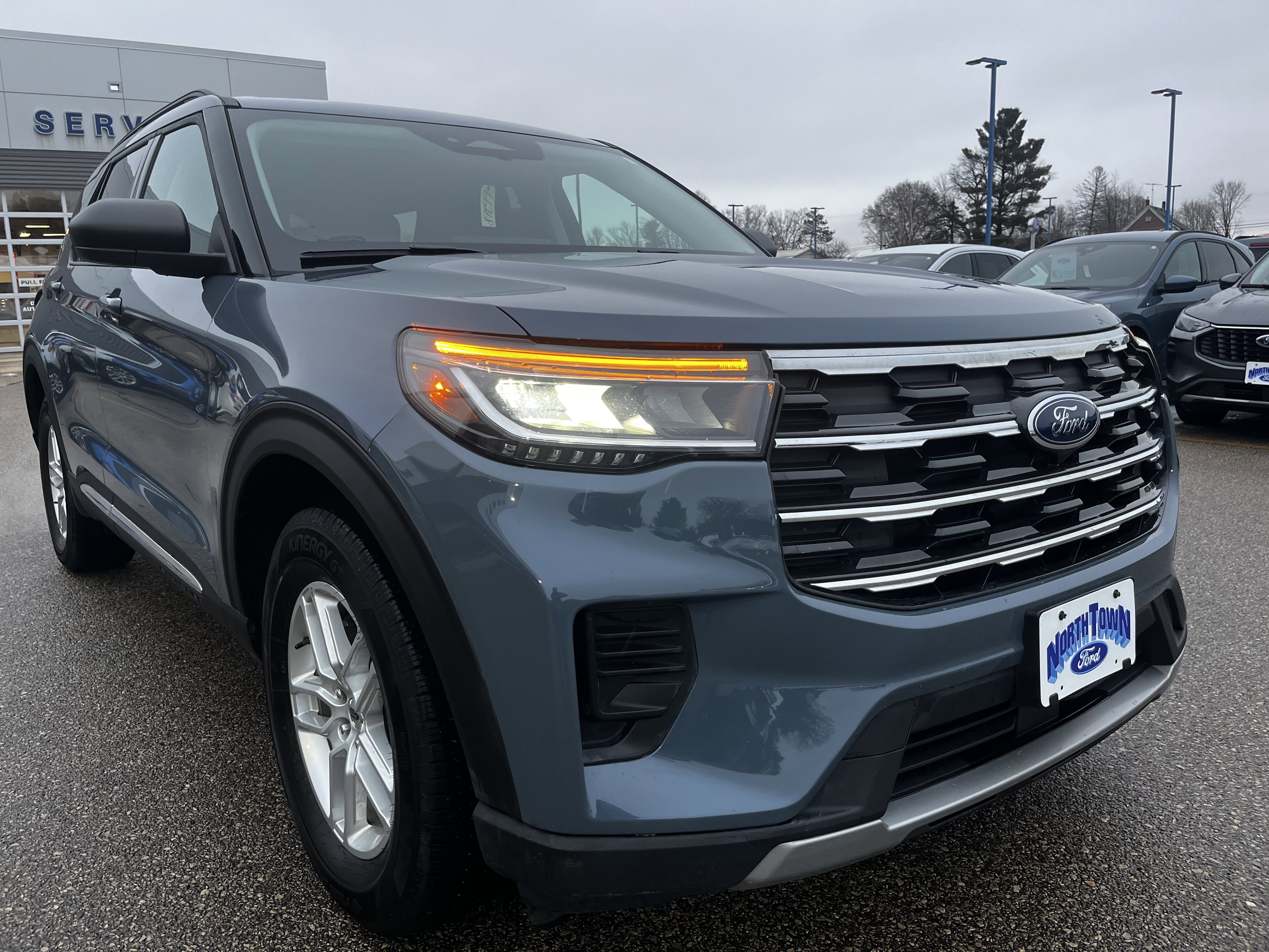 Used 2025 Ford Explorer Active AWD/4WD image 4