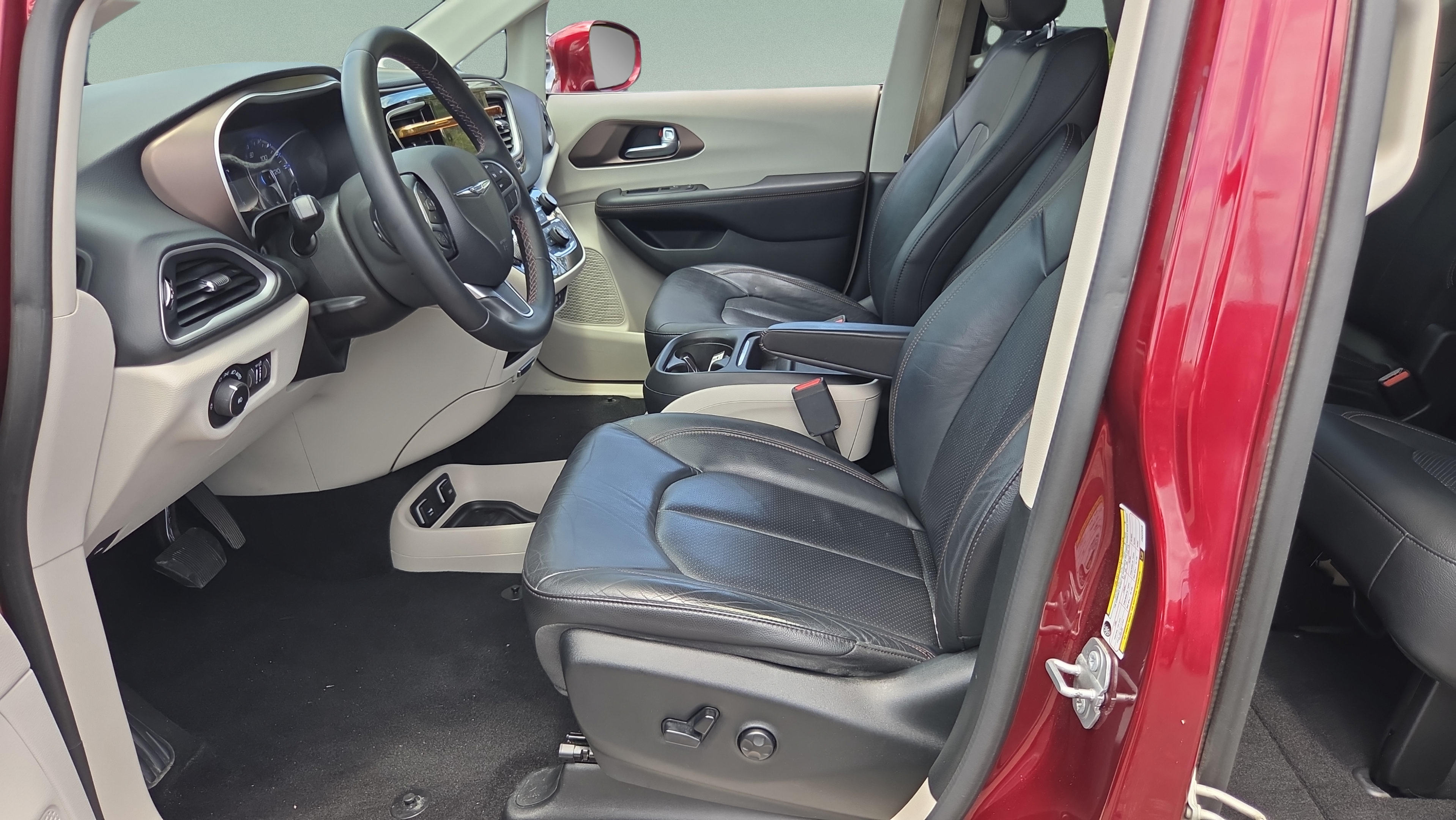 Used 2018 Chrysler Pacifica Touring-L w/ Tire & Wheel Group FWD image 11