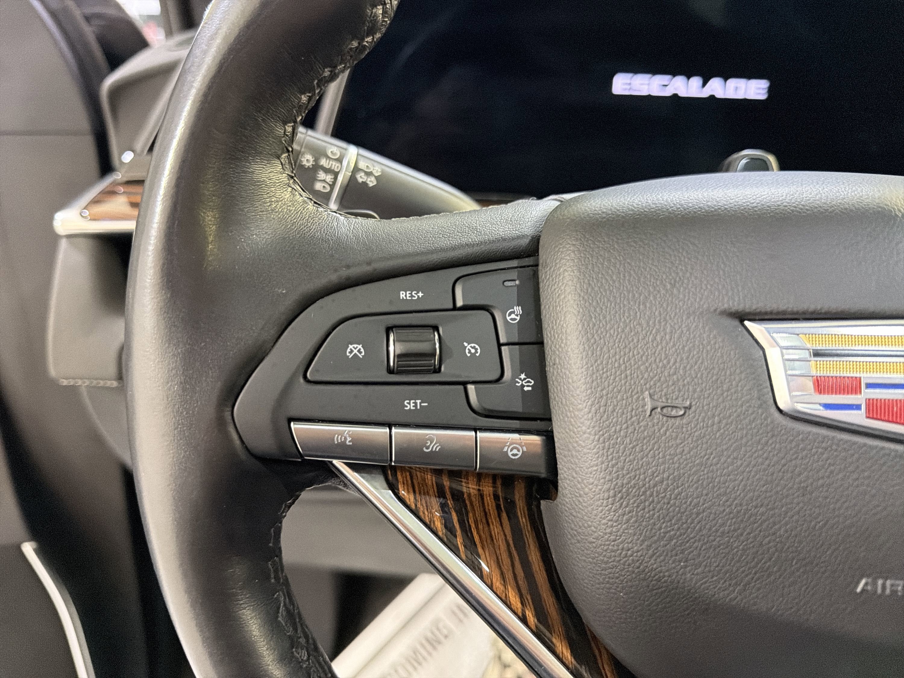 Used 2022 Cadillac Escalade Premium Luxury RWD image 14
