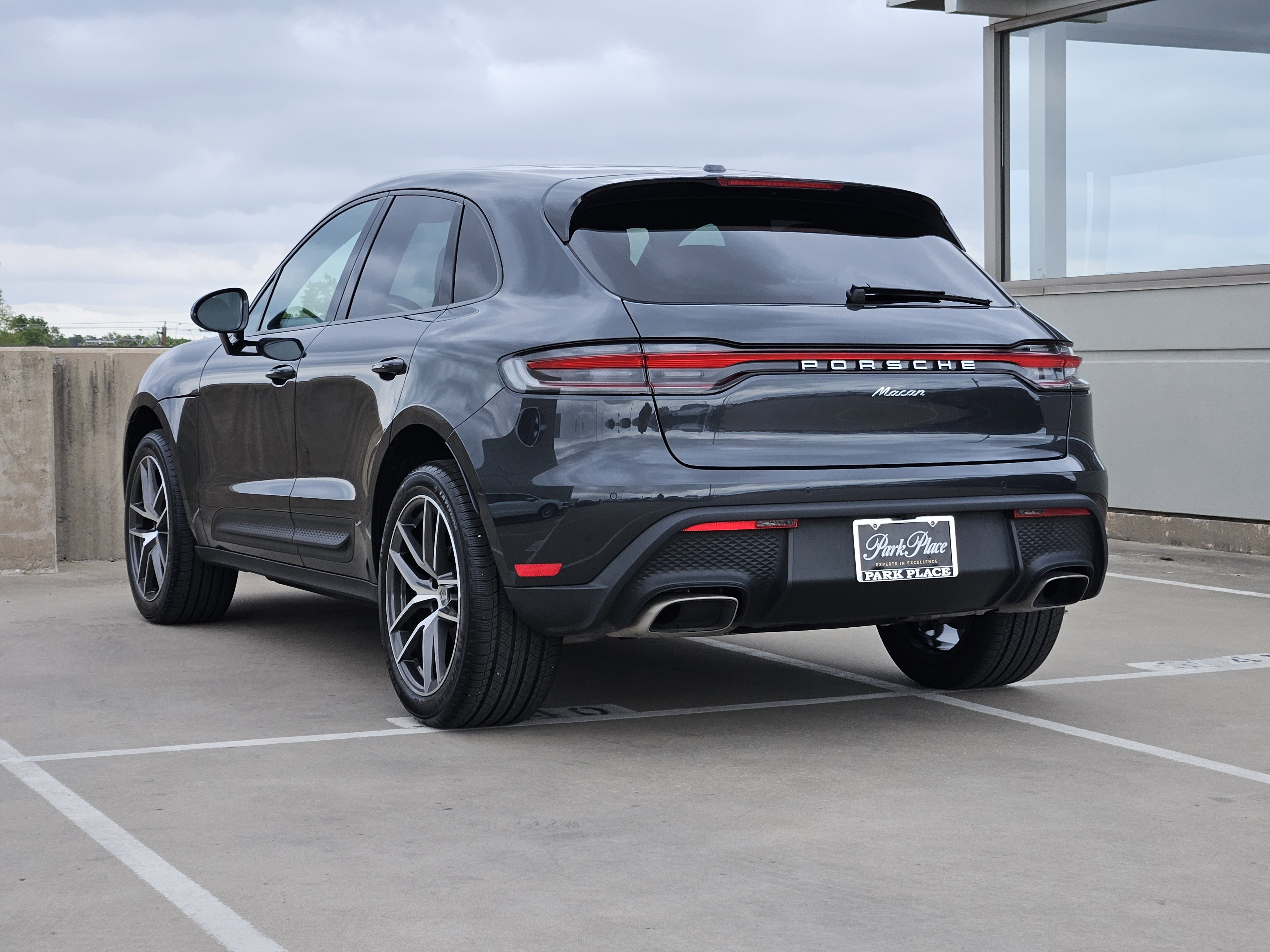Certified 2025 Porsche Macan image 3