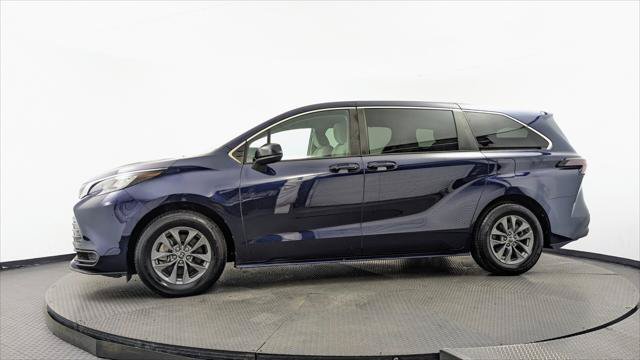 Used 2023 Toyota Sienna LE FWD image 3
