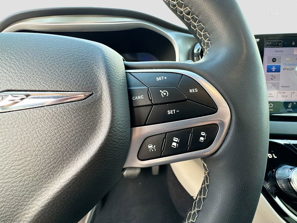 Used 2023 Chrysler Pacifica Touring-L FWD image 13