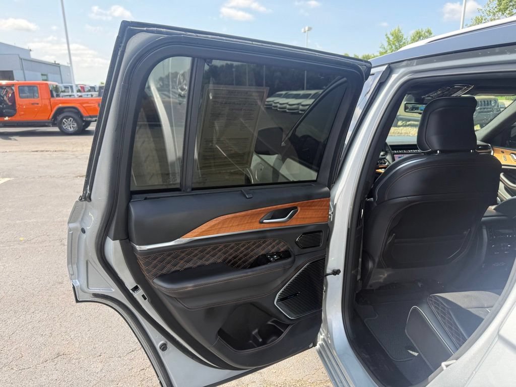 Used 2023 Jeep Grand Cherokee Summit AWD/4WD image 38