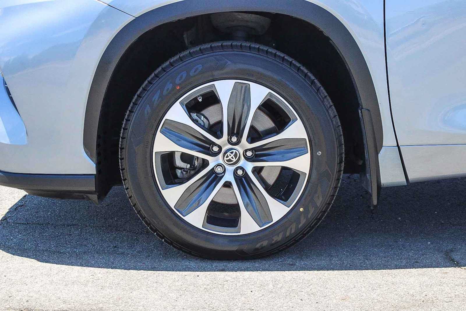 Used 2022 Toyota Highlander XLE FWD image 11